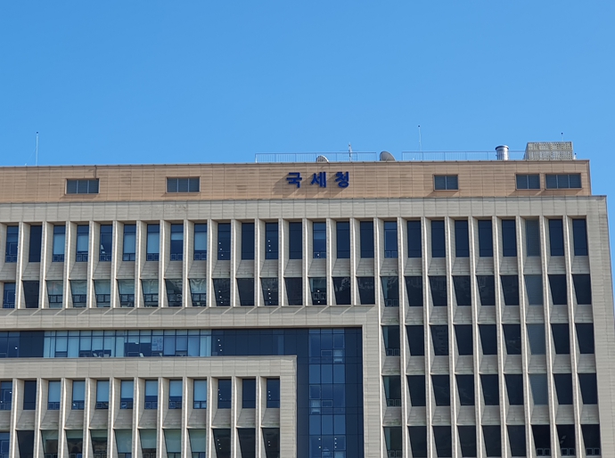 국세청 "연말정산 꿀팁과 절세방법 홈택스에서 미리 알아보세요" 기사 이미지