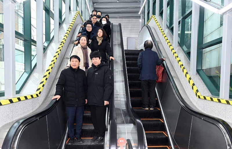 부평구-한국철도공사, 백운역 2번 출구 에스컬레이터 개통 기사 이미지