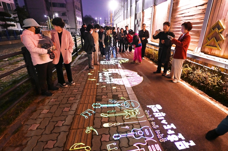 부평구, ‘산곡2동 철길정원 야간경관 조성’ 점등 행사 개최 기사 이미지